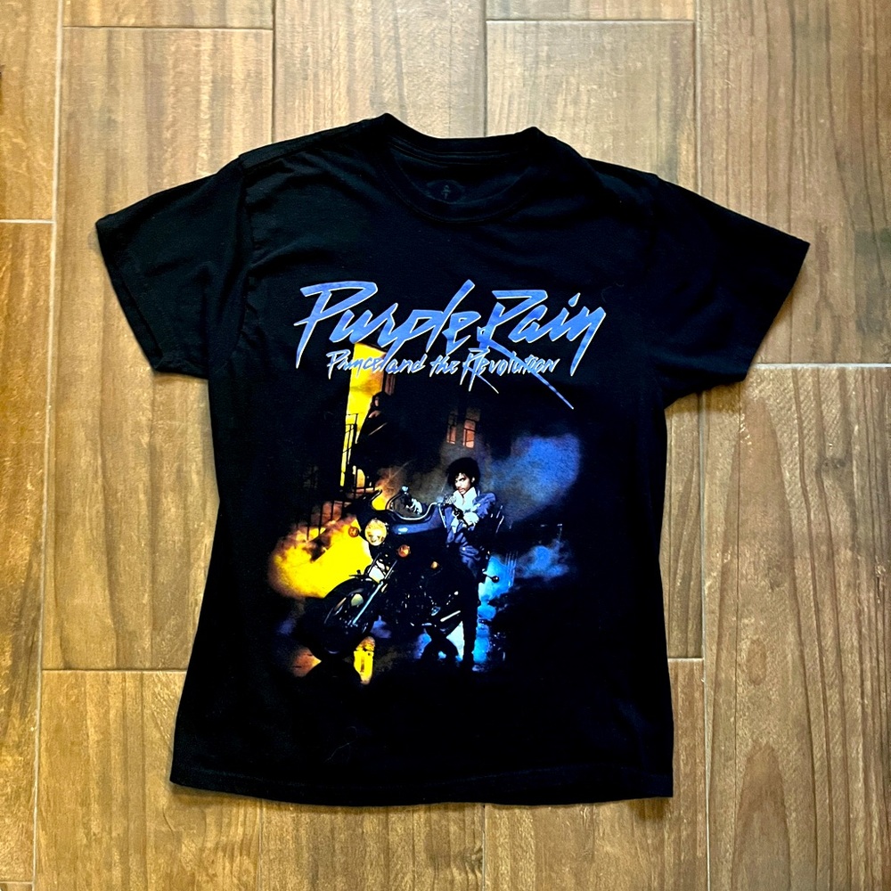 Men’s black graphic shirt